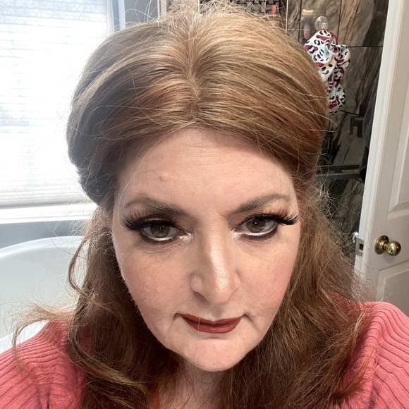 Meet your Posher, Beth - Picture 1 of 4